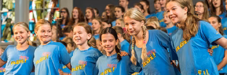 maedchen-blau-in-gruppe